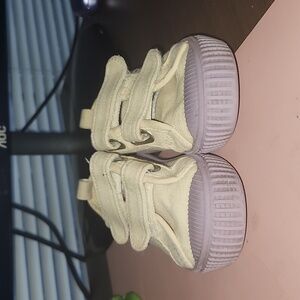 Toddler Happy NocNoc Sneakers sz 7